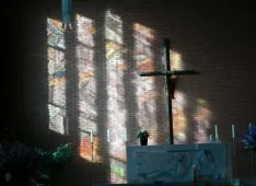 Altarkreuz mit Fensterbild (Foto: Pfarramt Seewen)