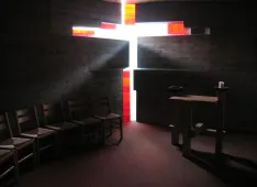 Ostern-Kreuz erhellt sich (Foto: Kirchenweb Bilder)