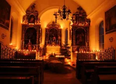 Tsch&uuml;tschikapelle im Kerzenlicht